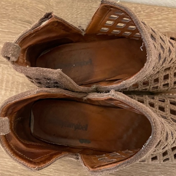 Jeffrey Campbell Taggart Tan Suede Caged Cutout Ankle Boots Booties, Size 8.5 - Picture 5 of 9